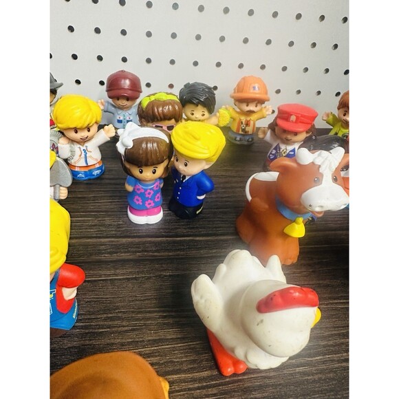 FISHER PRICE LITTLE PEOPLE LOT (28) COUNTRY & FIRST RESPONDERS, PILOTS, ANIMALS - Picture 5 of 11